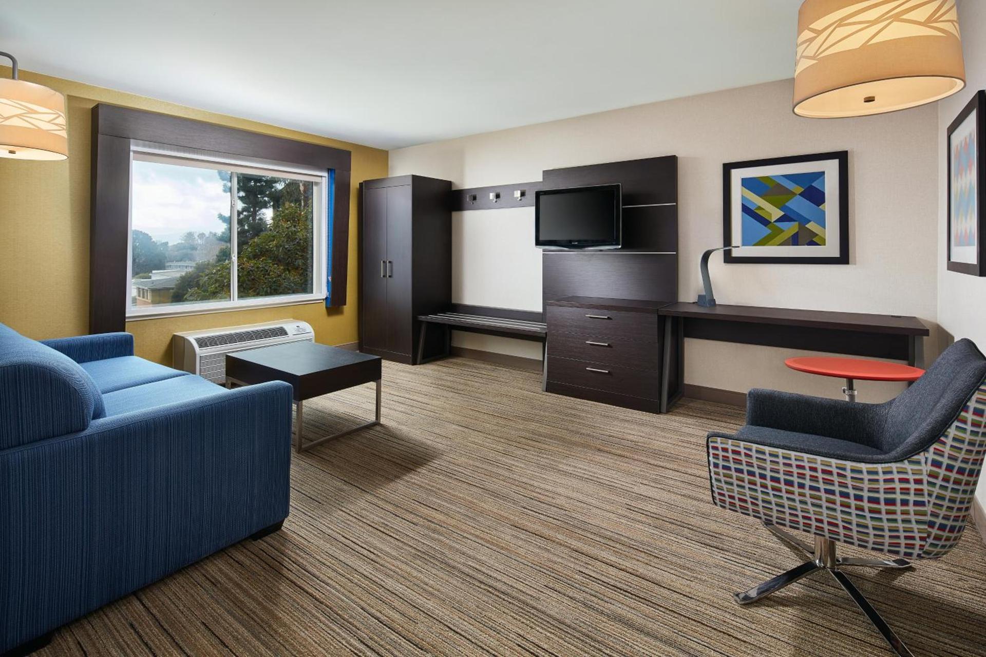 Holiday Inn Express Hotel & Suites Belmont by IHG photo 3