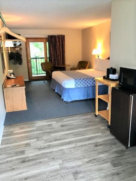 Four Seasons Inn photo 28