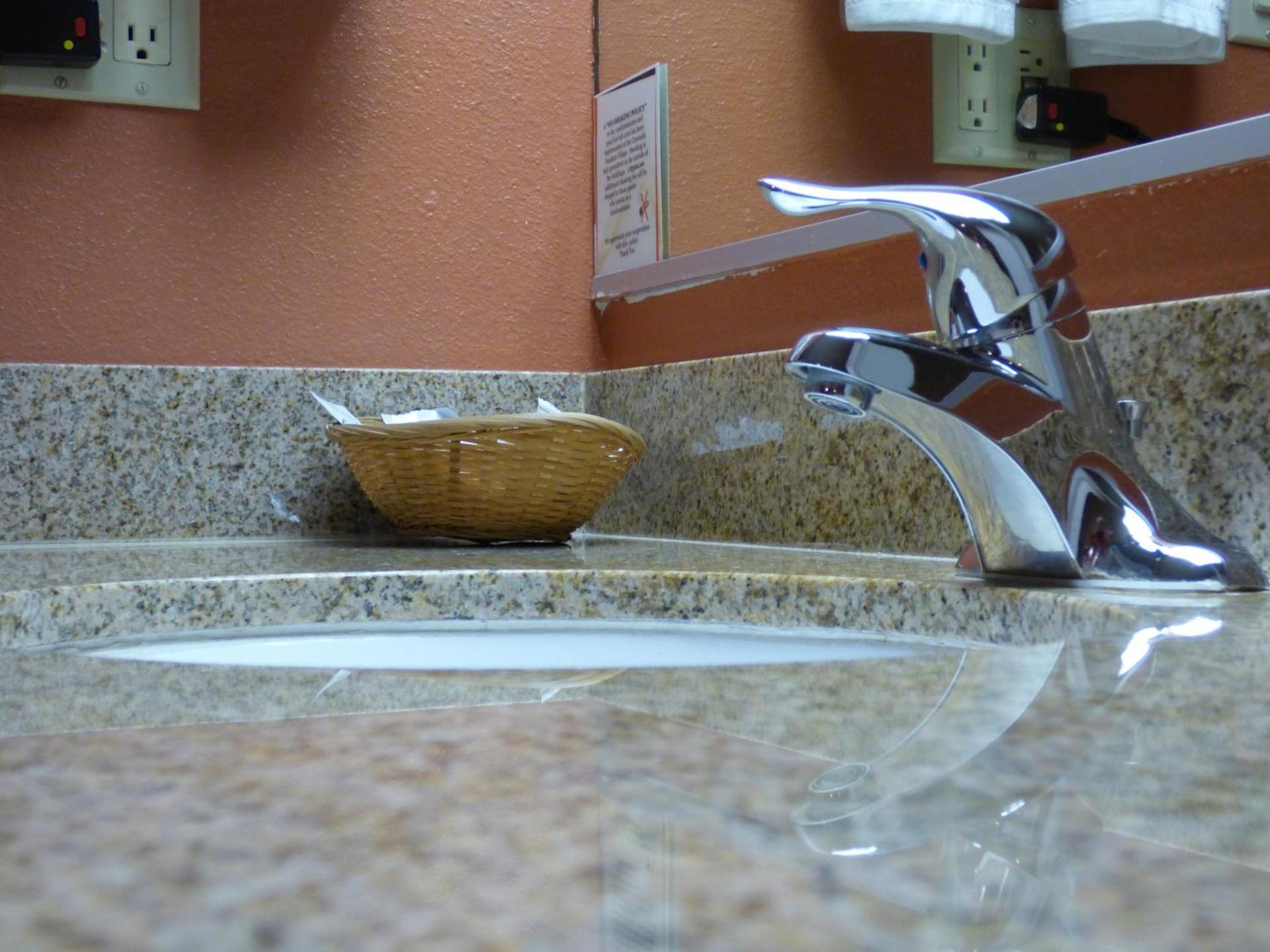 Coronada Inn & Suites photo 2