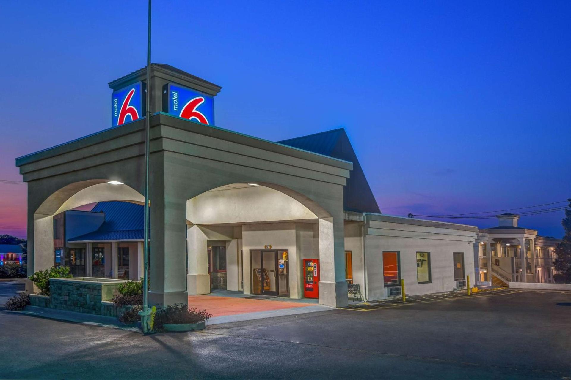 Motel 6-Calhoun, GA photo 2