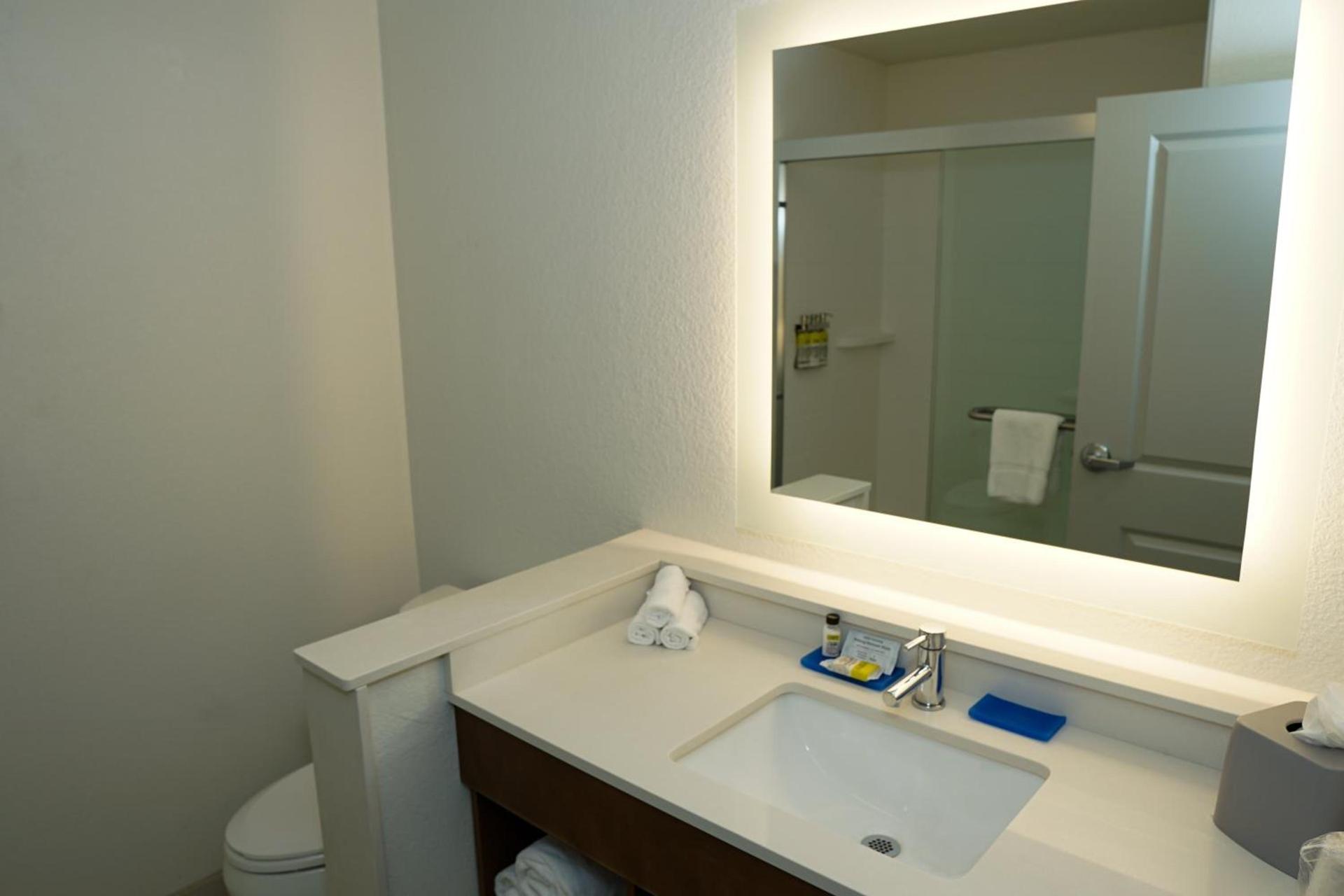 Holiday Inn Express & Suites - Aurora Medical Campus by IHG photo 20