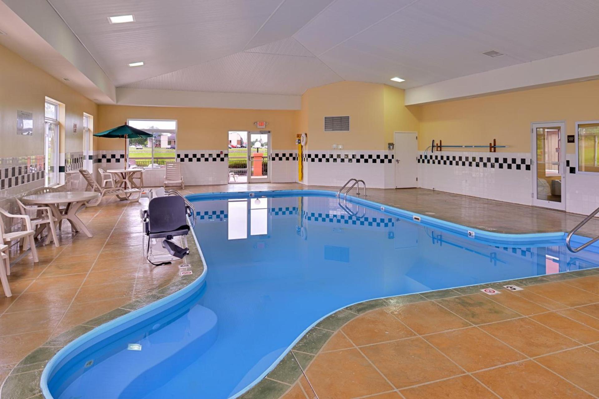 Red Roof Inn Clyde photo 8