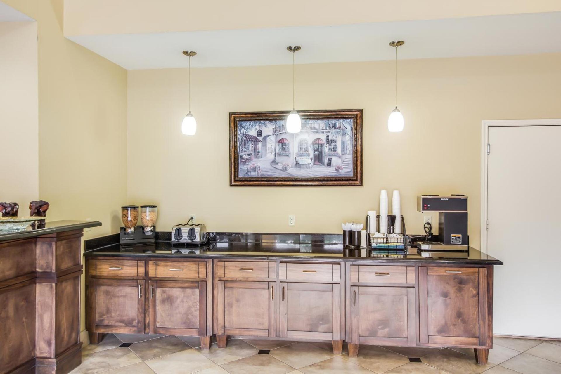 Americas Best Value Inn & Suites Tomball photo 6