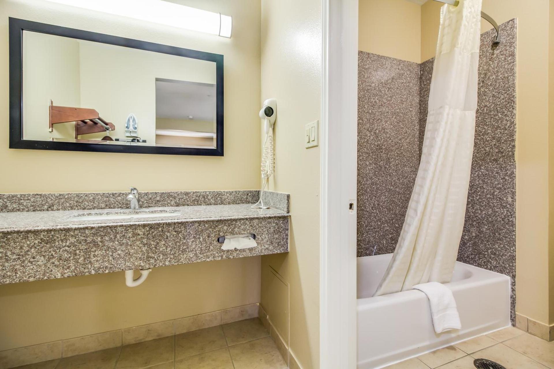 Americas Best Value Inn & Suites Tomball photo 14