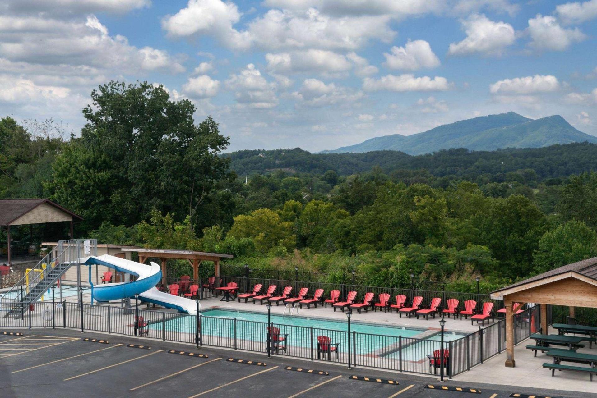 Howard Johnson by Wyndham Pigeon Forge photo 11