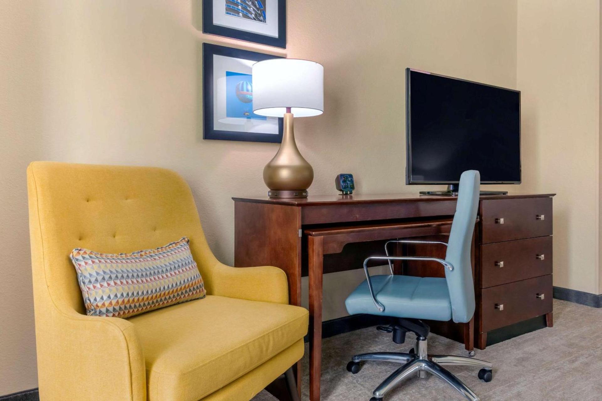 Comfort Suites Near Universal Orlando Resort photo 14