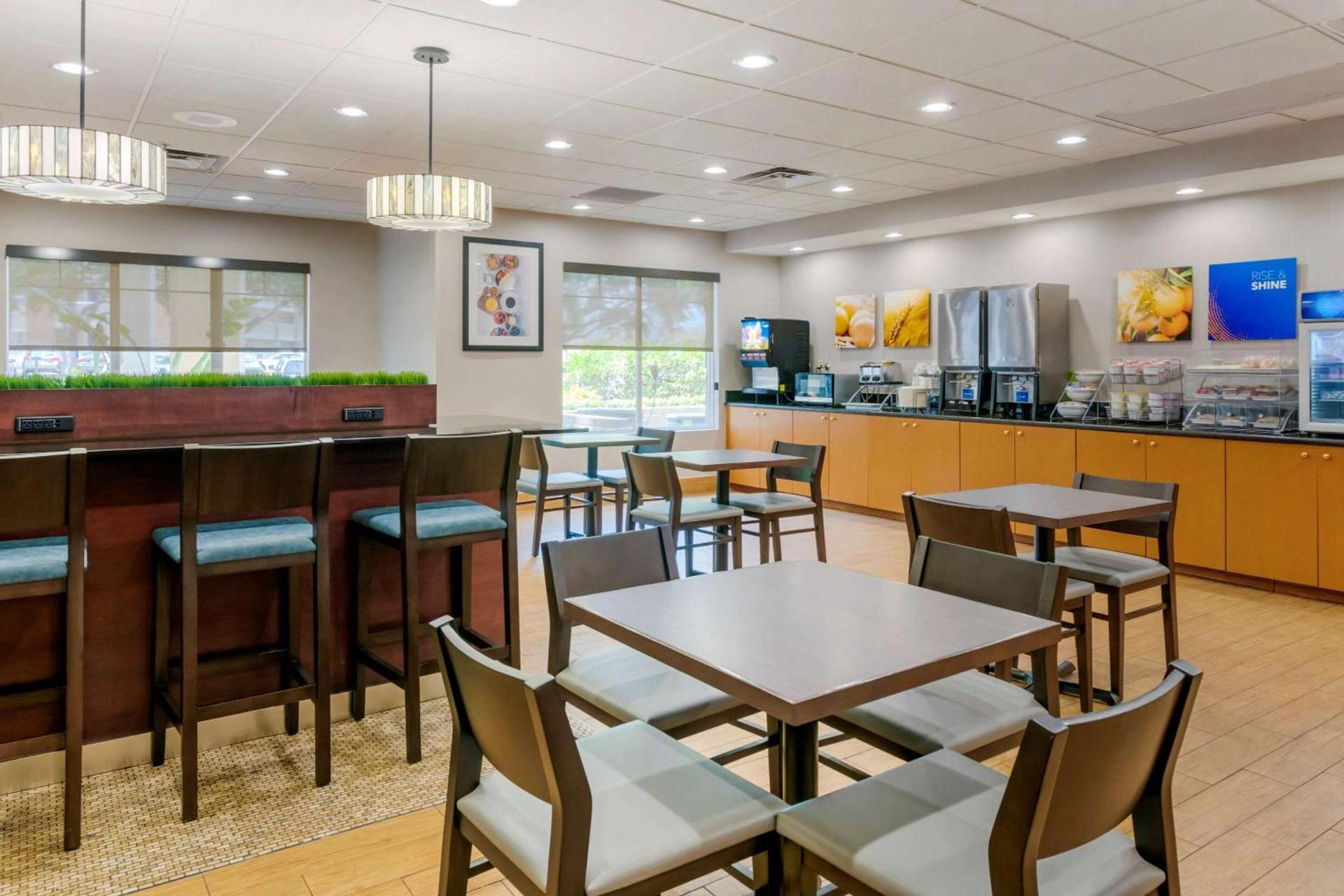 Comfort Suites Near Universal Orlando Resort photo 42