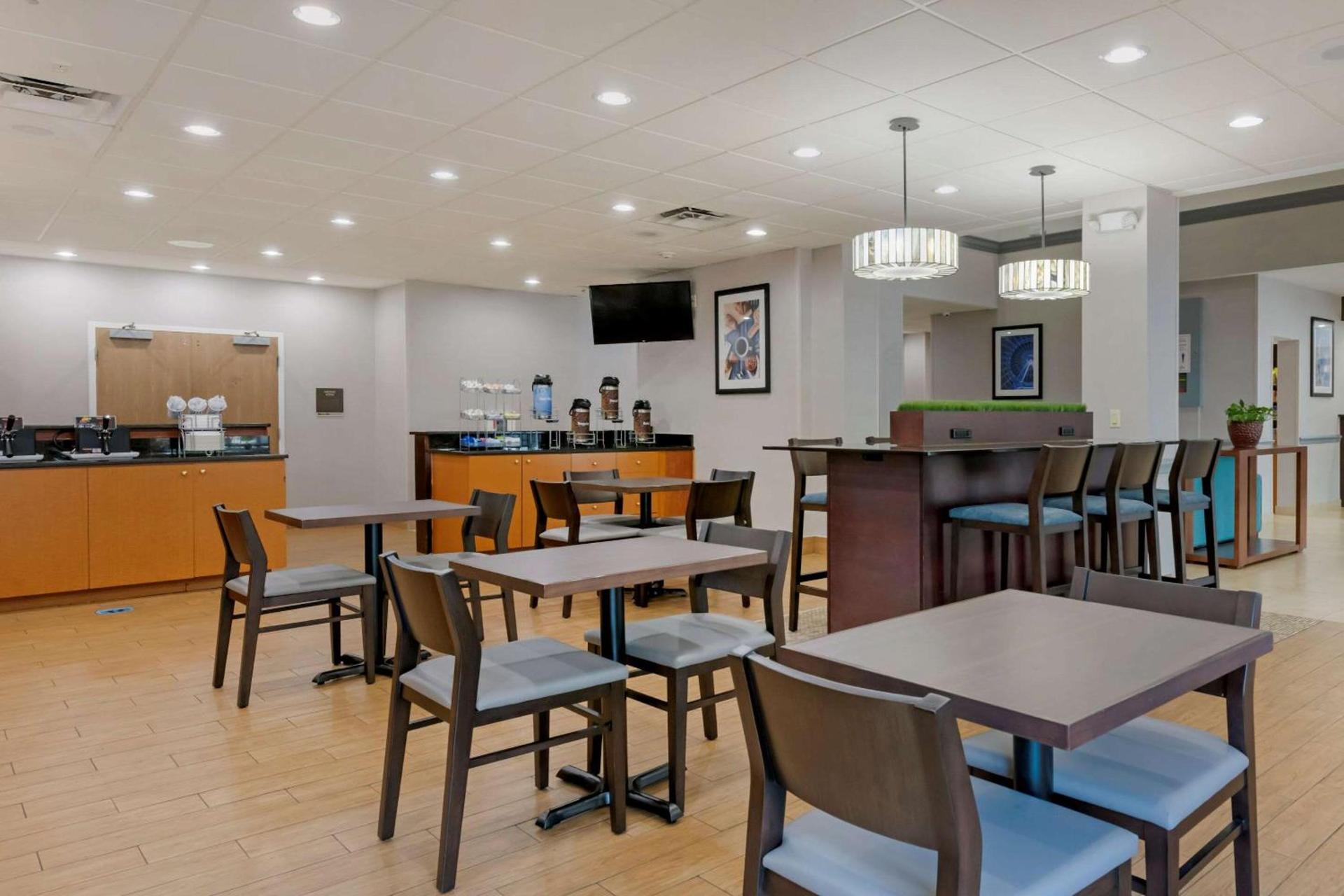 Comfort Suites Near Universal Orlando Resort photo 43