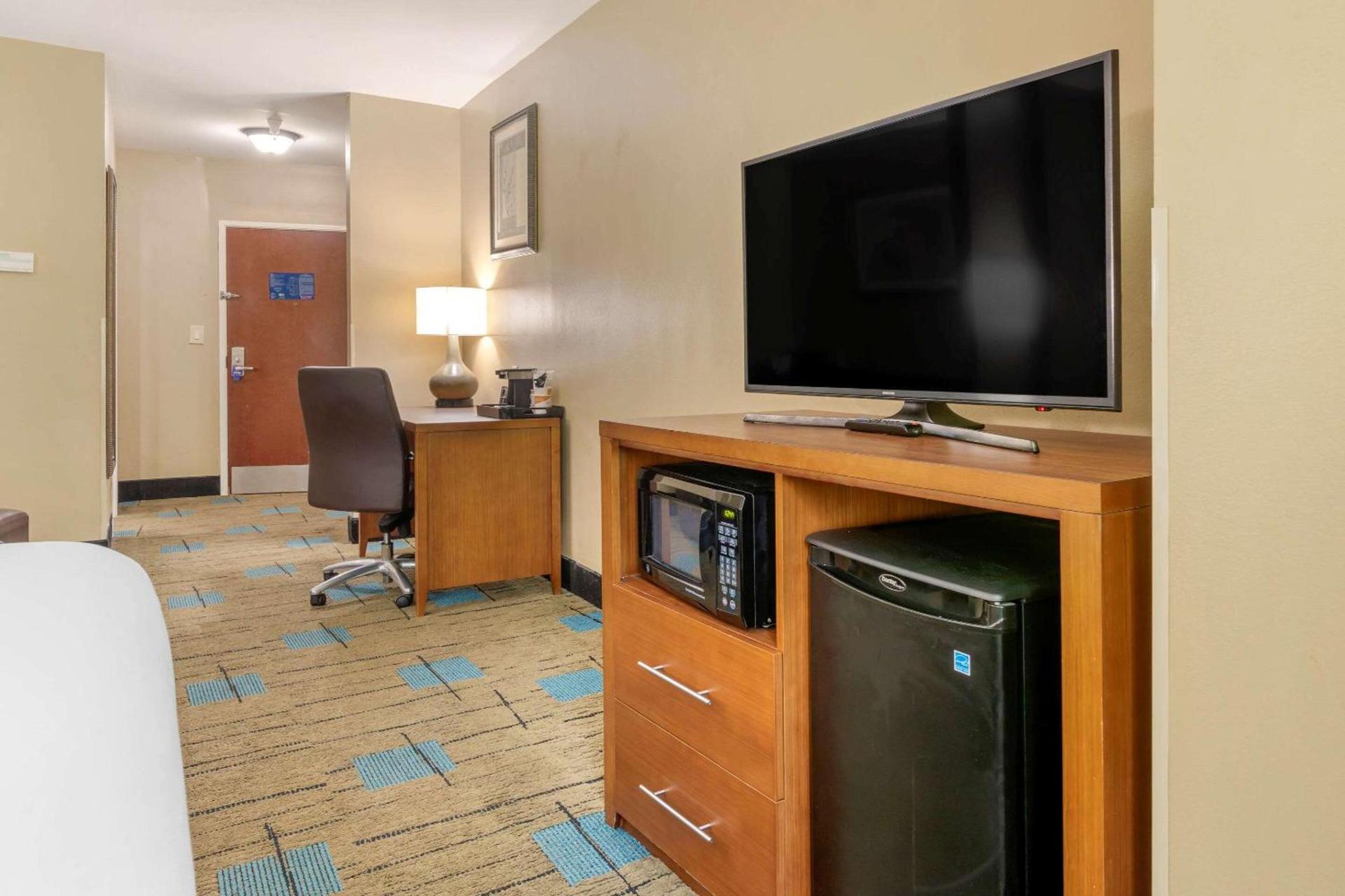 Comfort Suites near MCAS Beaufort photo 5