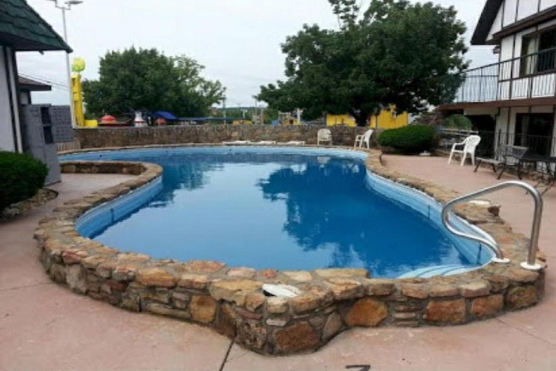 OYO Hotel Windmill Branson photo 3