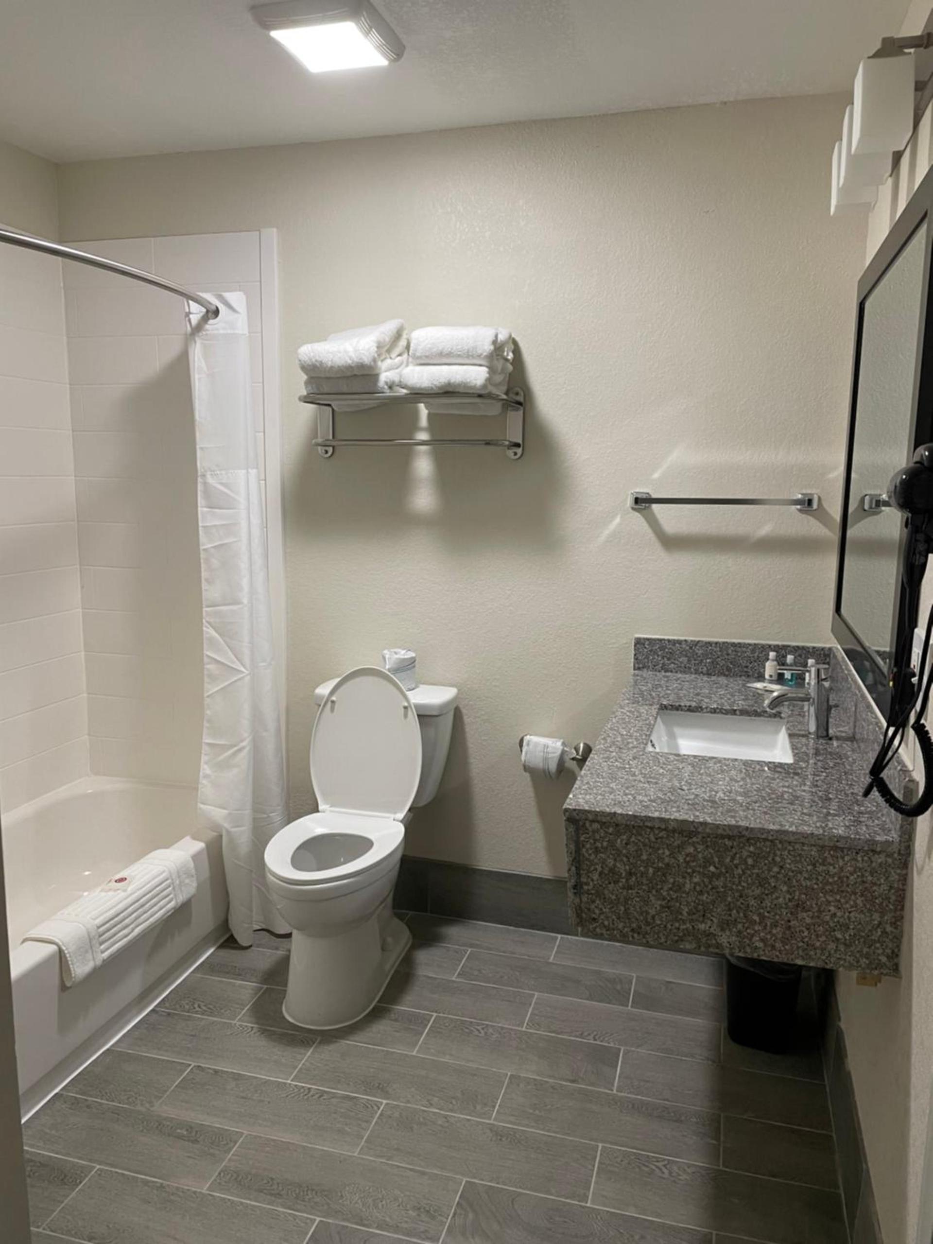 Quality Inn & Suites Spring Lake - Fayetteville near Fort Bragg photo 45