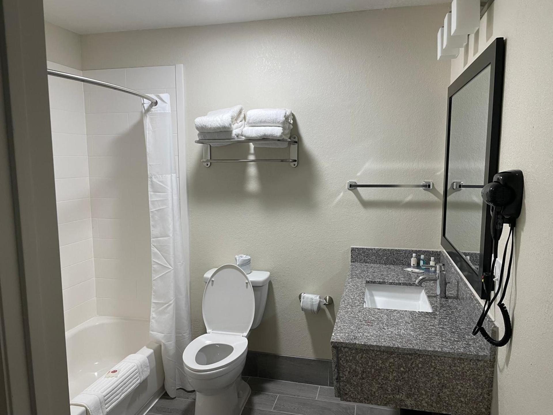Quality Inn & Suites Spring Lake - Fayetteville near Fort Bragg photo 42