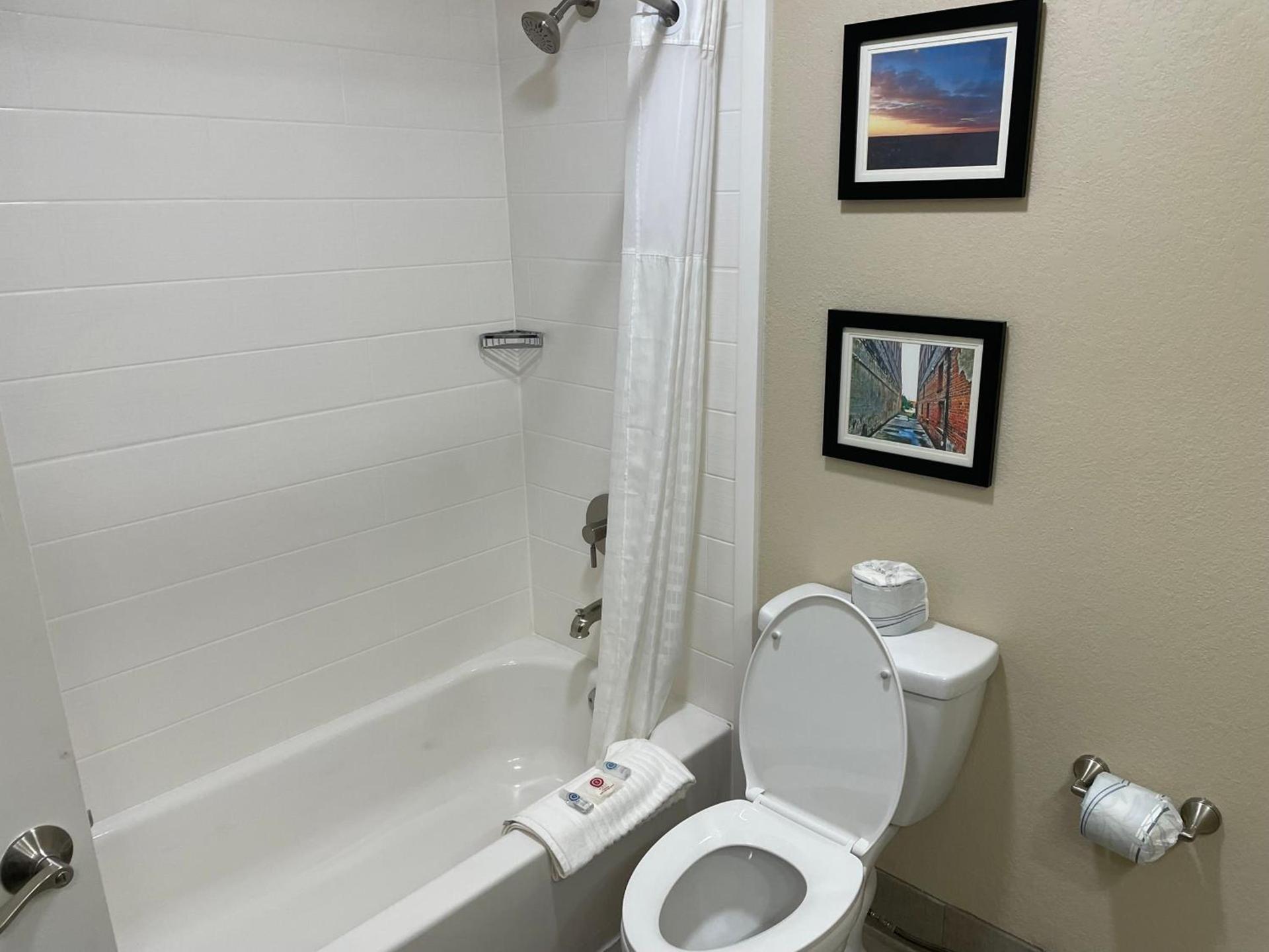 Quality Inn & Suites Spring Lake - Fayetteville near Fort Bragg photo 46