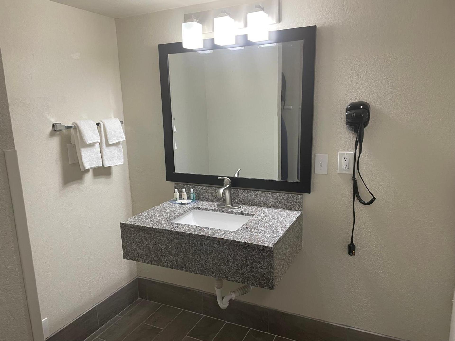 Quality Inn & Suites Spring Lake - Fayetteville near Fort Bragg photo 52