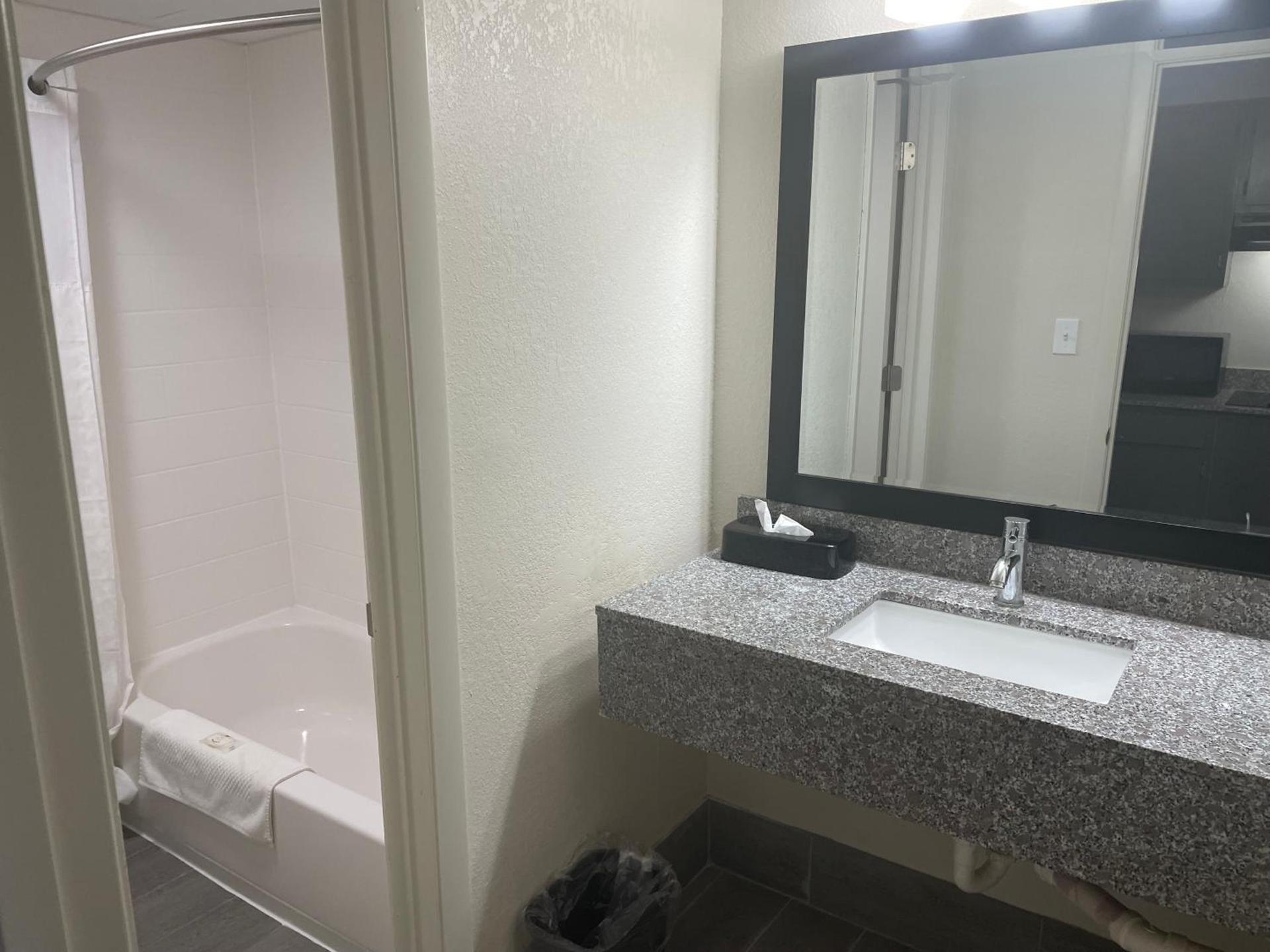 Quality Inn & Suites Spring Lake - Fayetteville near Fort Bragg photo 56