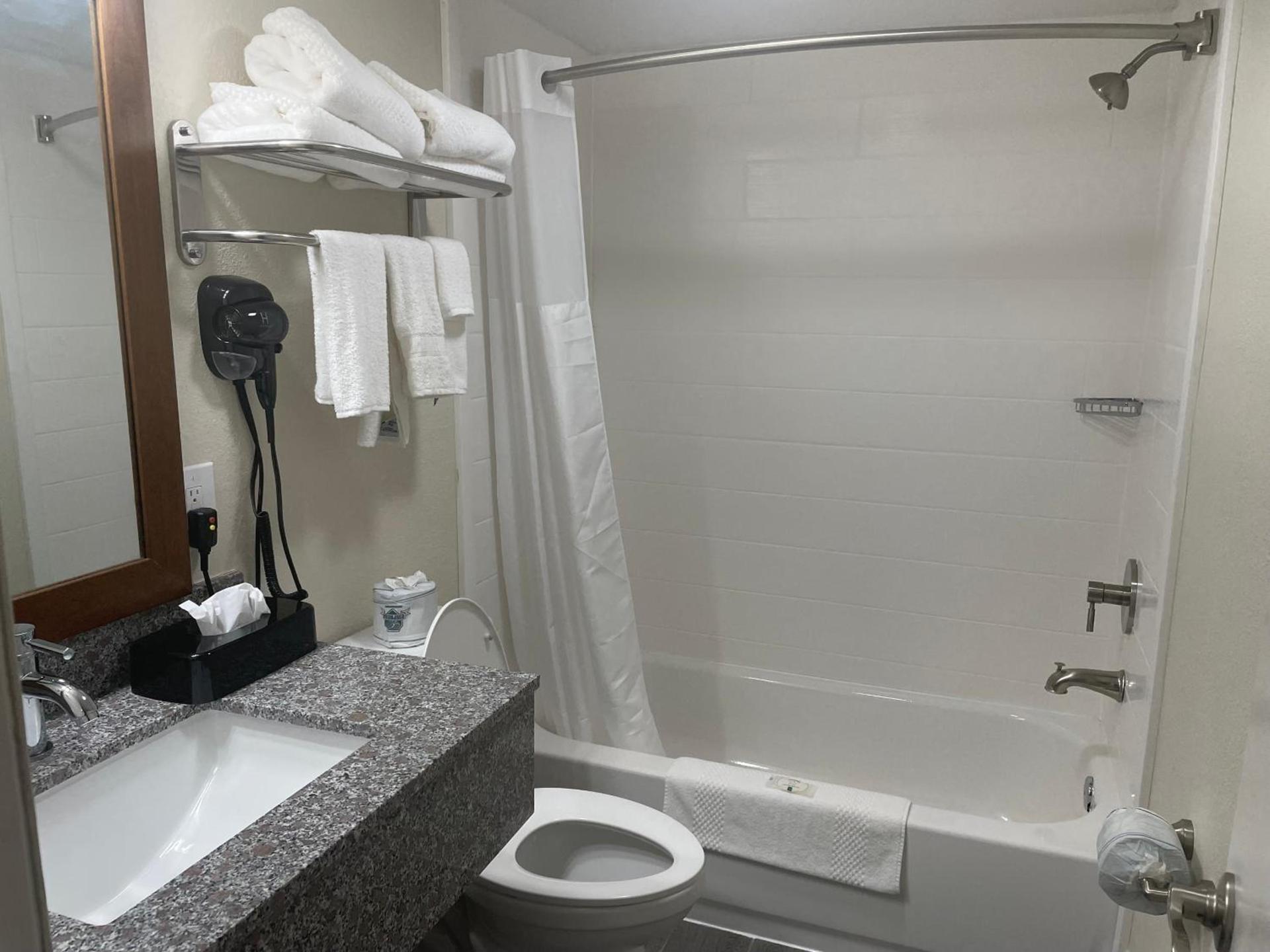 Quality Inn & Suites Spring Lake - Fayetteville near Fort Bragg photo 58