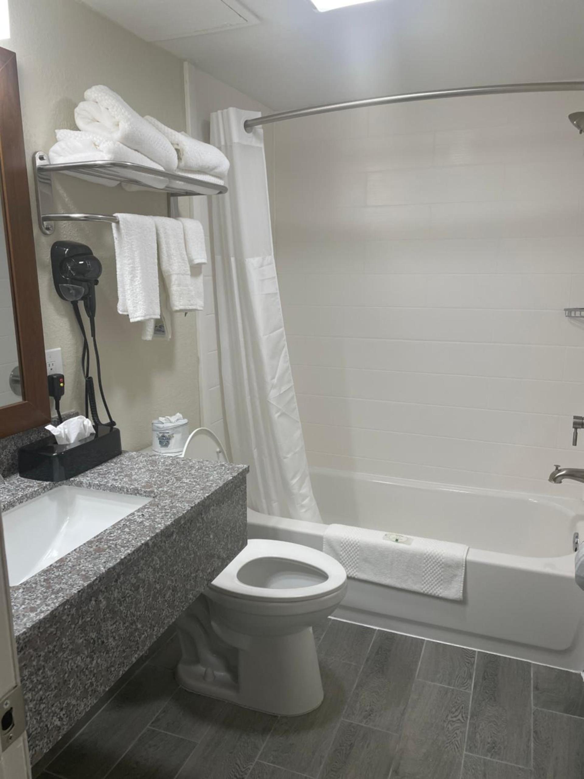 Quality Inn & Suites Spring Lake - Fayetteville near Fort Bragg photo 66