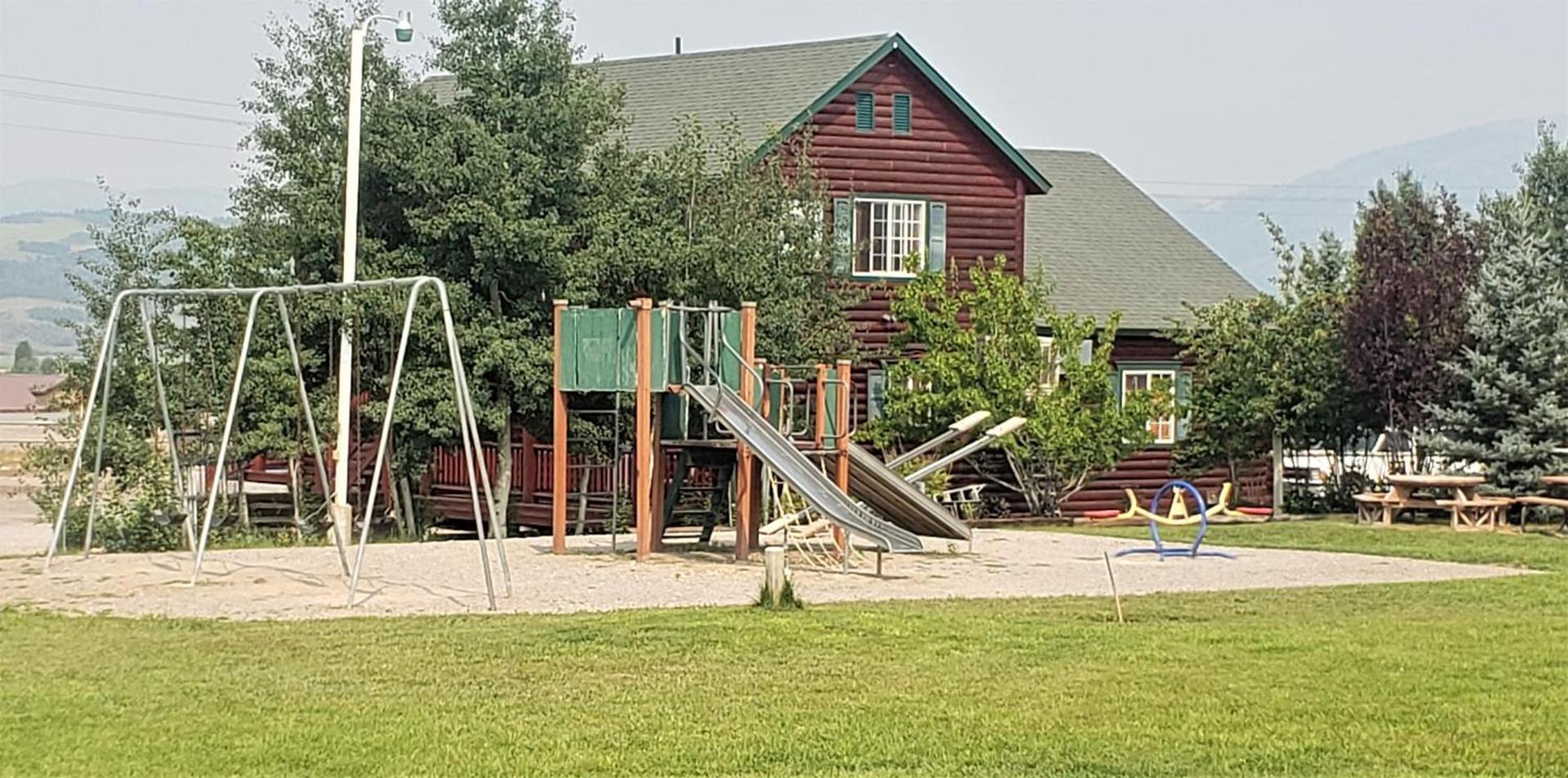 Wolf Den Log Cabin Motel and RV Park photo 8