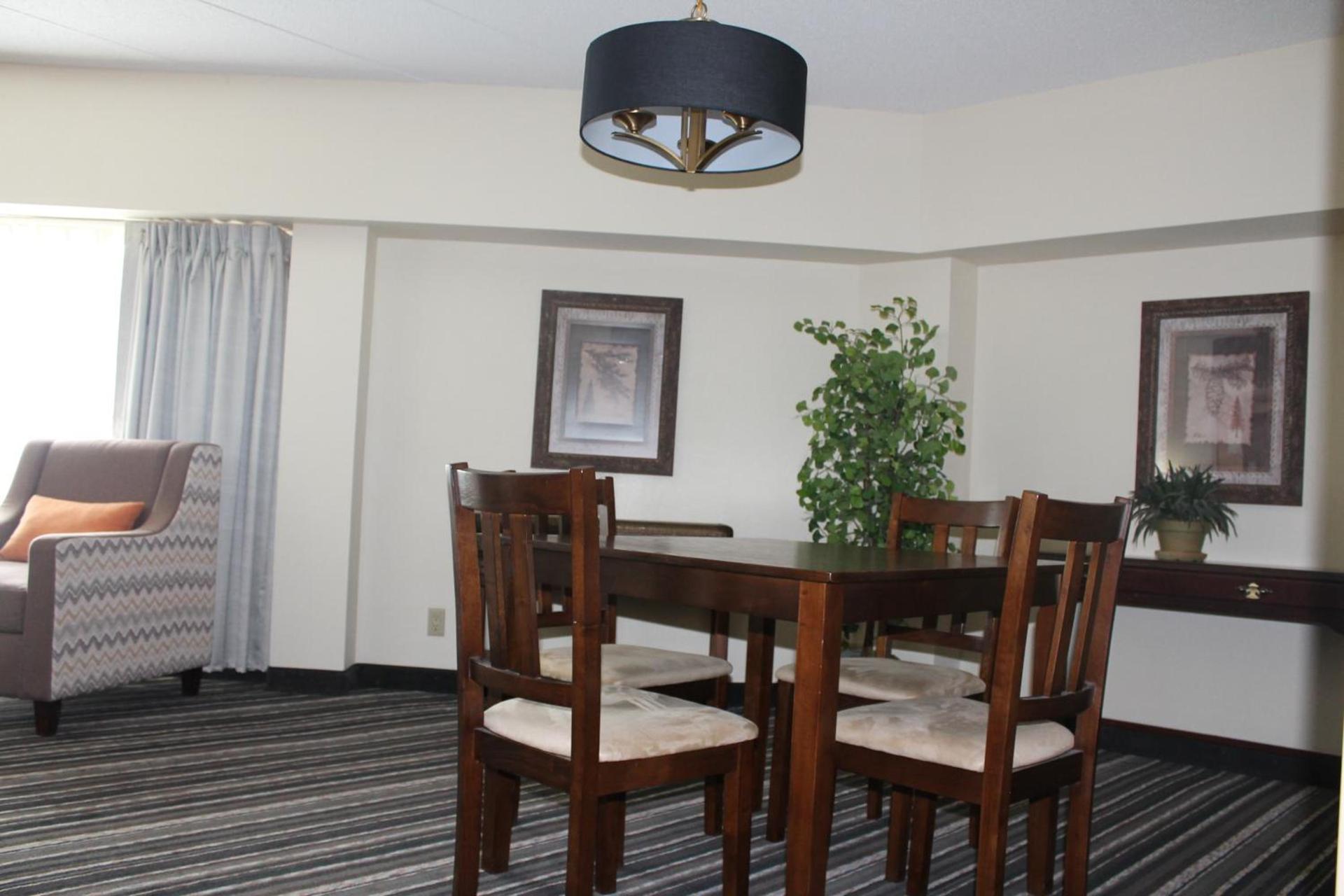 Crossroads Hotel and Huron Event Center photo 39