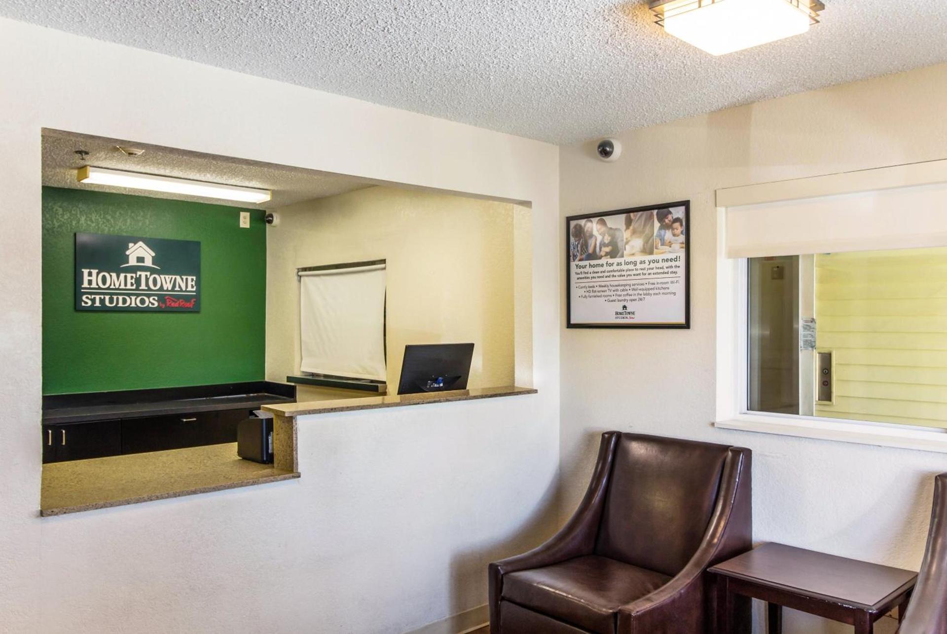 HomeTowne Studios by Red Roof Houston - West Oaks - Energy Corridor photo 11