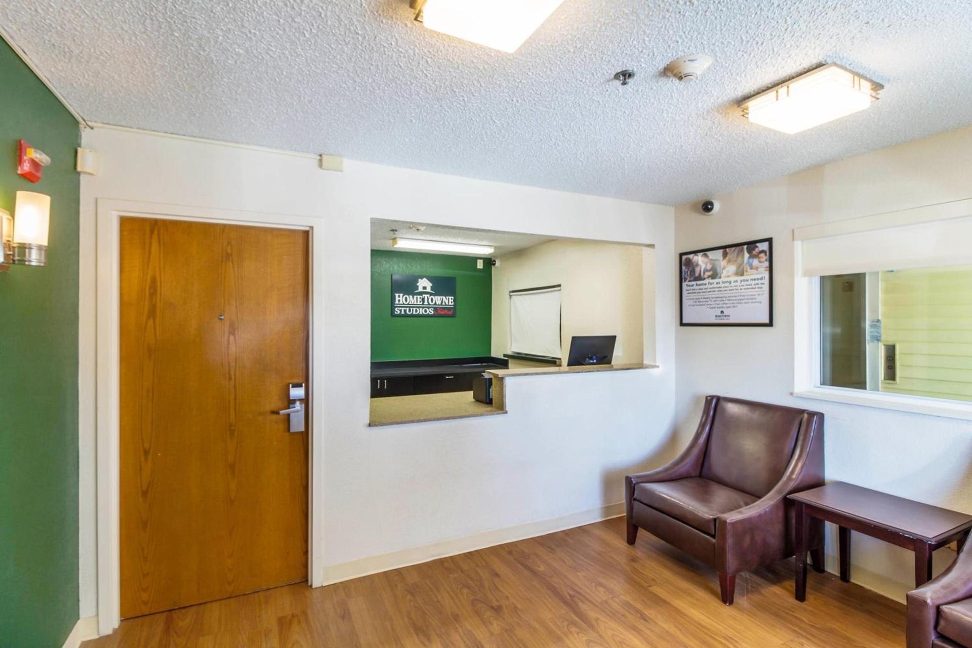 HomeTowne Studios by Red Roof Houston - West Oaks - Energy Corridor photo 12