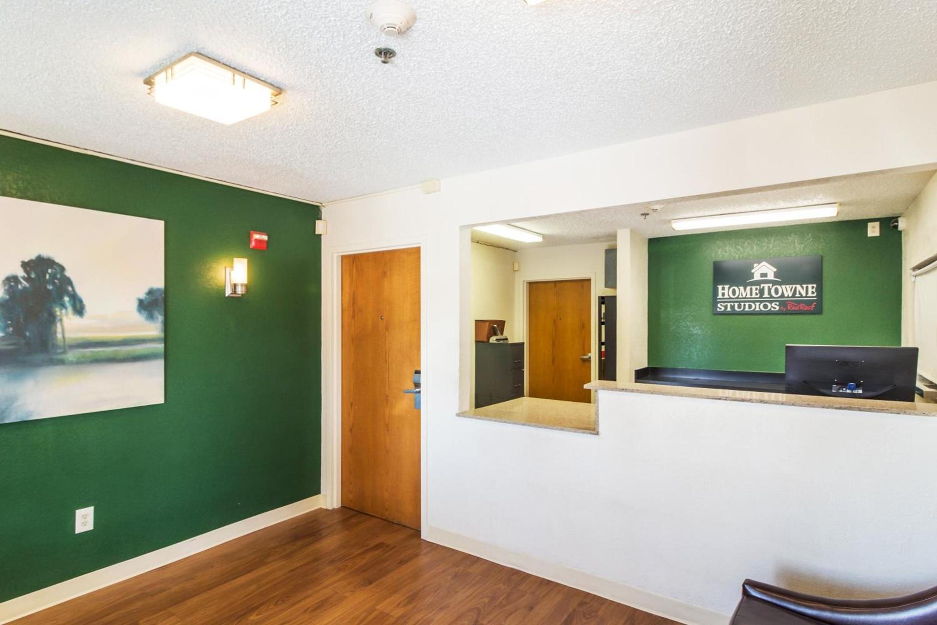 HomeTowne Studios by Red Roof Houston - West Oaks - Energy Corridor photo 10