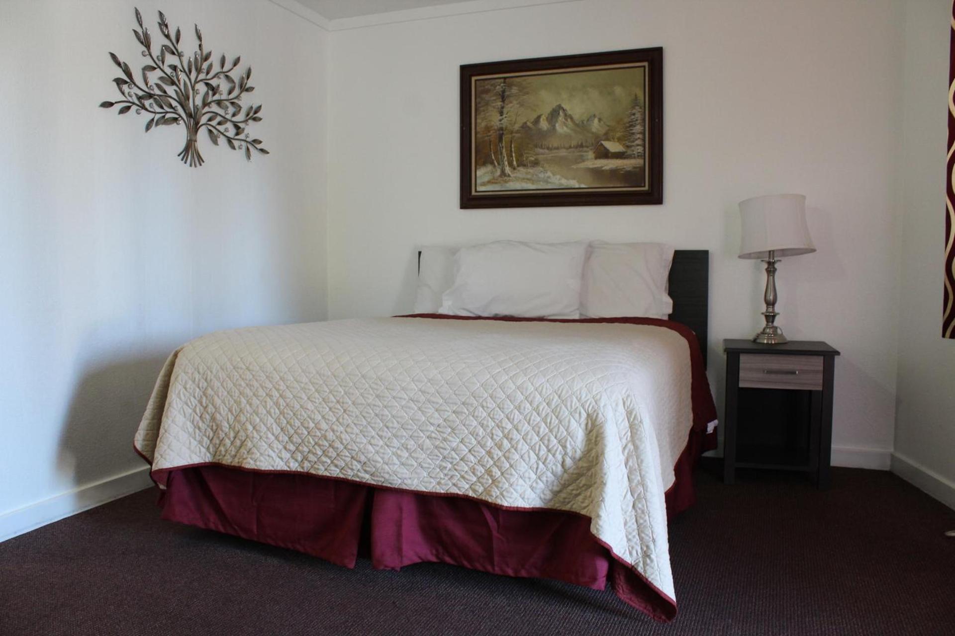 Chalet Motel - Affordable Stay in Central Bend photo 12