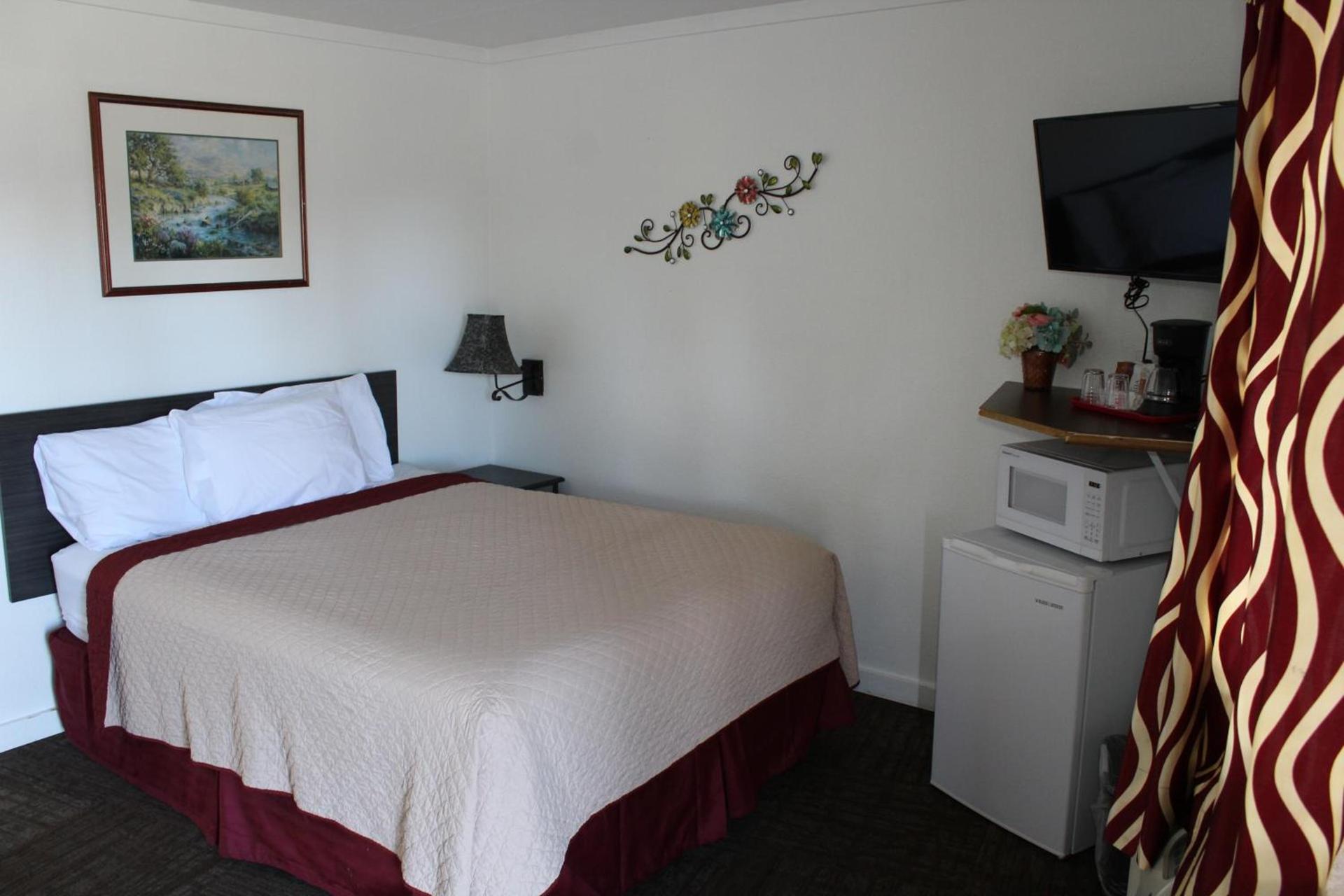 Chalet Motel - Affordable Stay in Central Bend photo 14