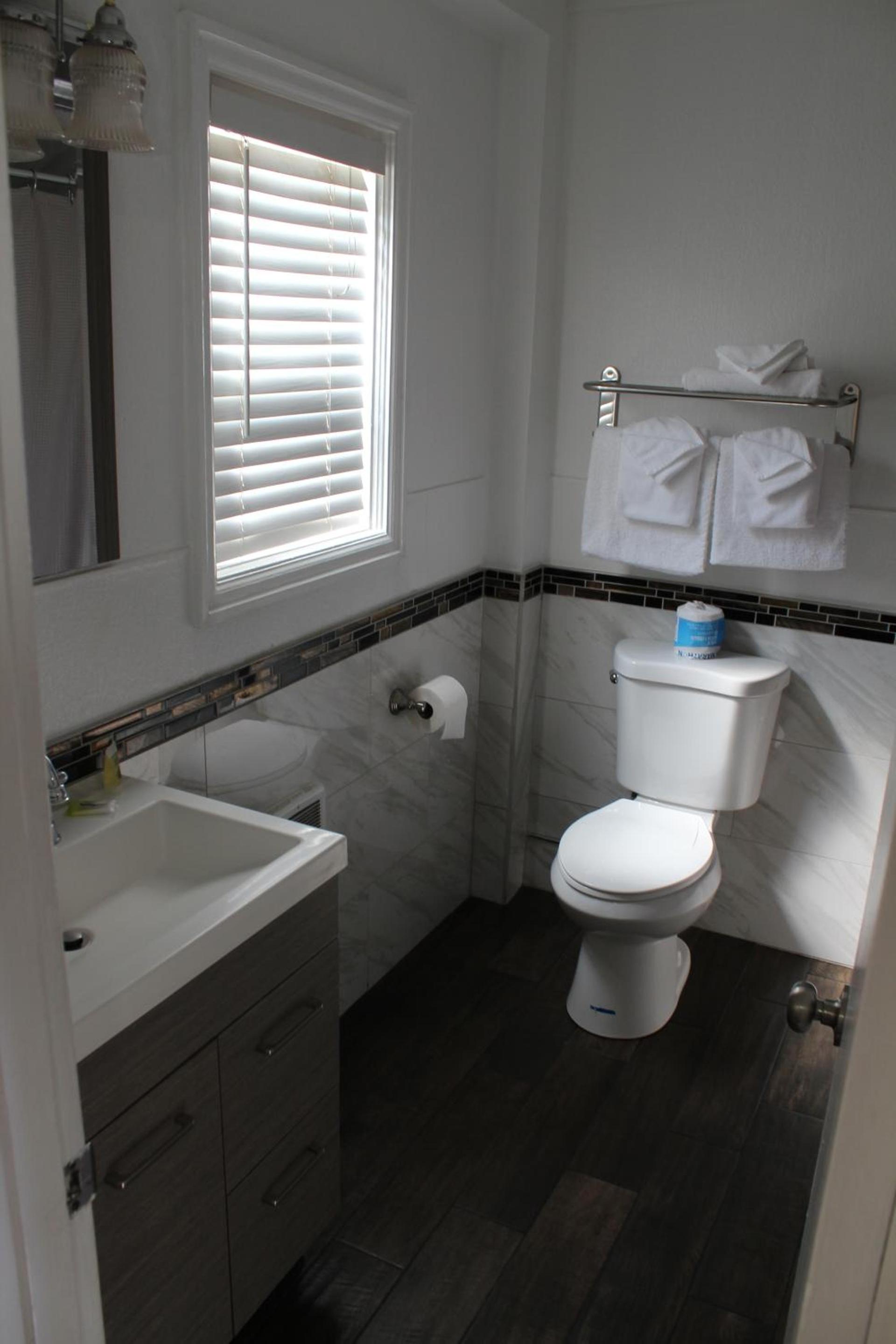 Chalet Motel - Affordable Stay in Central Bend photo 20