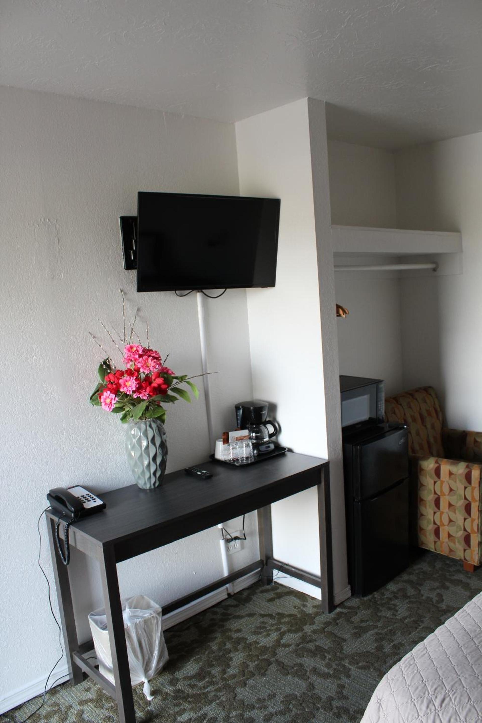 Chalet Motel - Affordable Stay in Central Bend photo 17