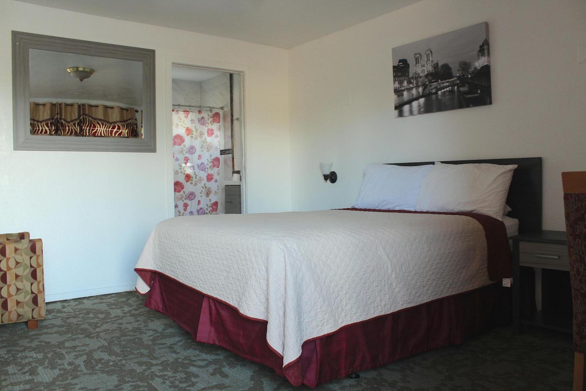 Chalet Motel - Affordable Stay in Central Bend photo 13