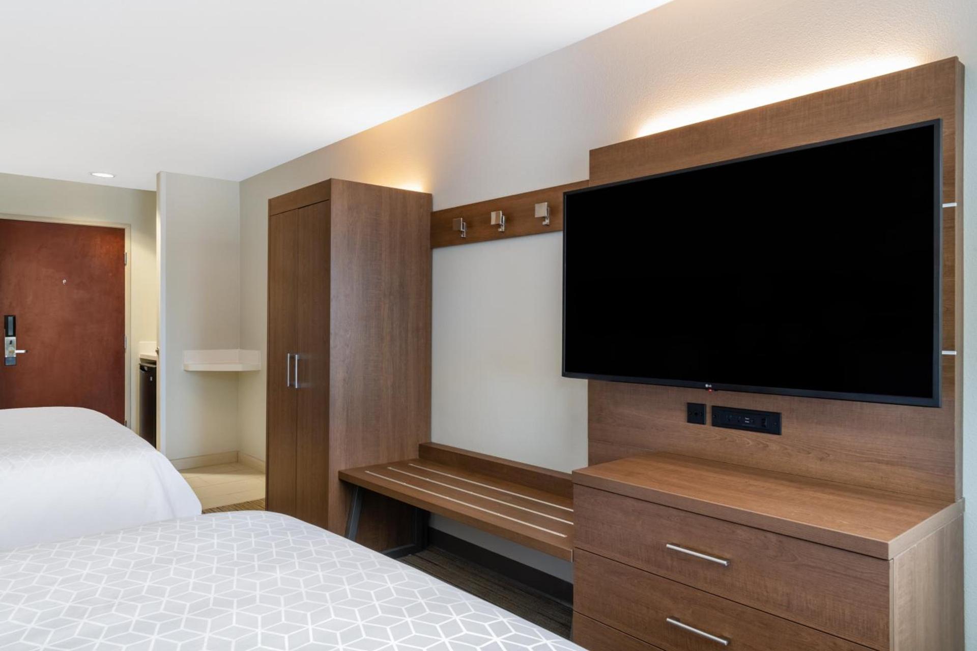 Holiday Inn Express & Suites Colorado Springs-Airport by IHG photo 44