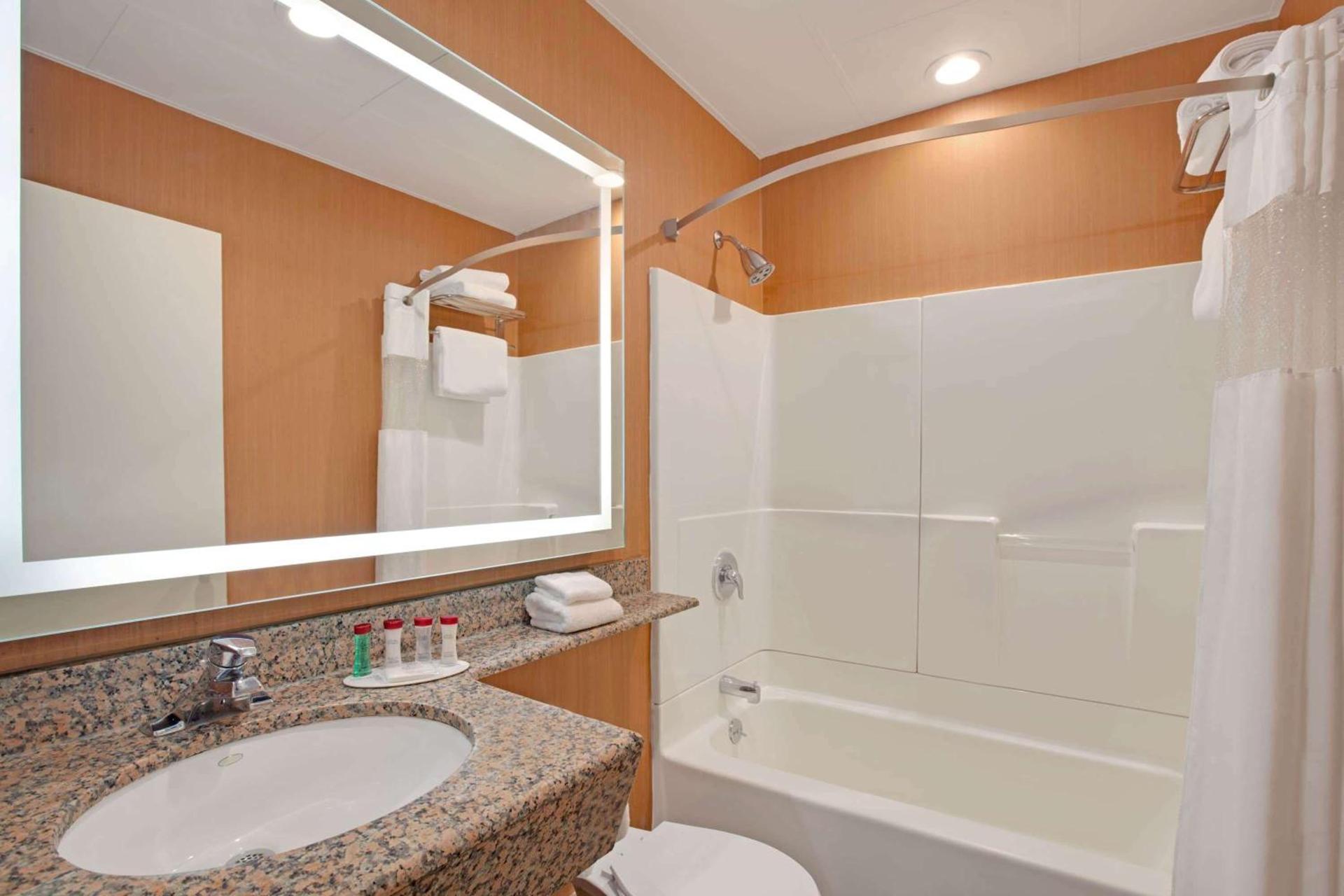 Ramada by Wyndham Bronx photo 7