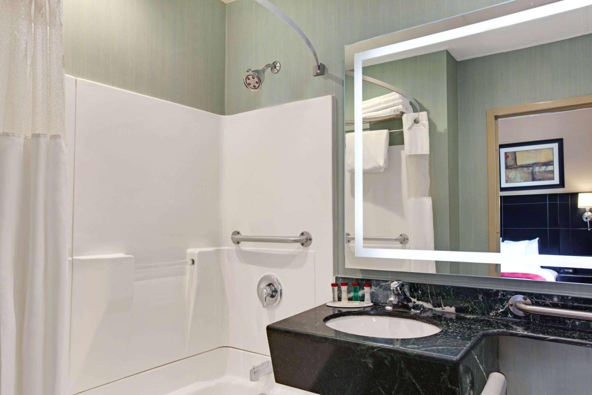 Ramada by Wyndham Bronx photo 8