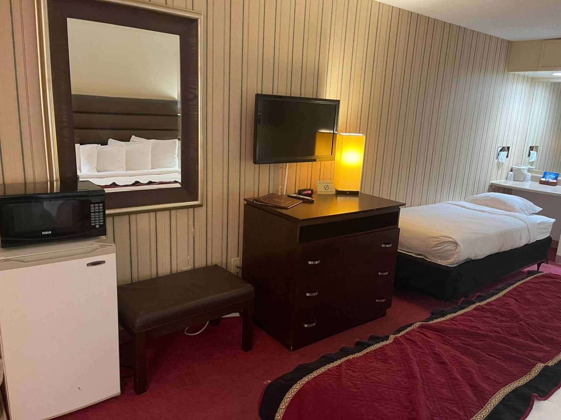Dollinger's Motor Inn photo 12