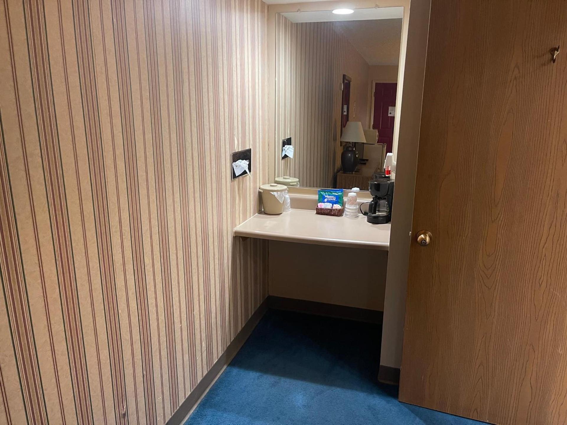 Dollinger's Motor Inn photo 14
