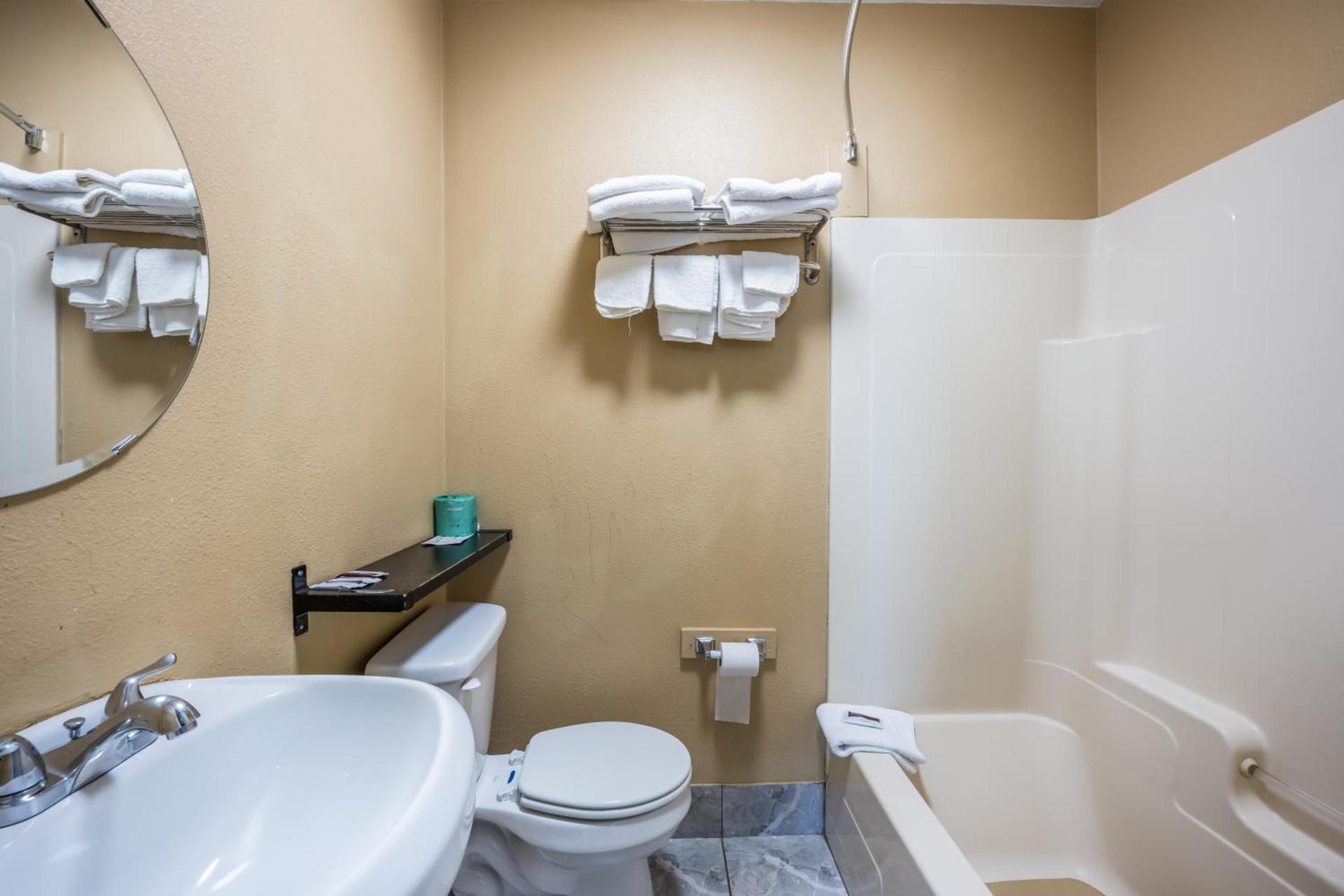 Knights Inn Trevose photo 16