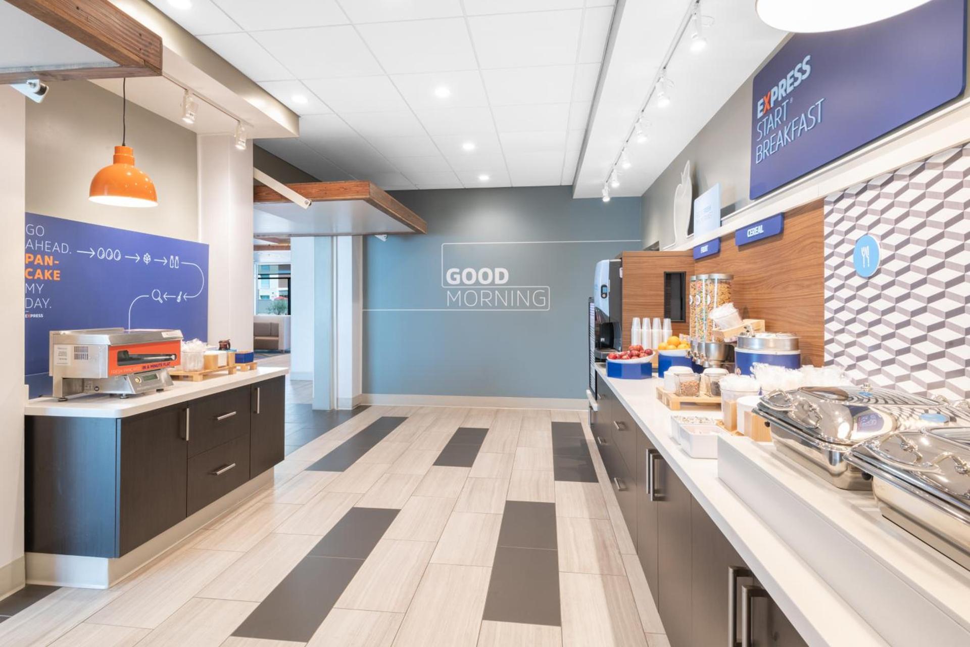 Holiday Inn Express & Suites - Phoenix - Airport North by IHG photo 3