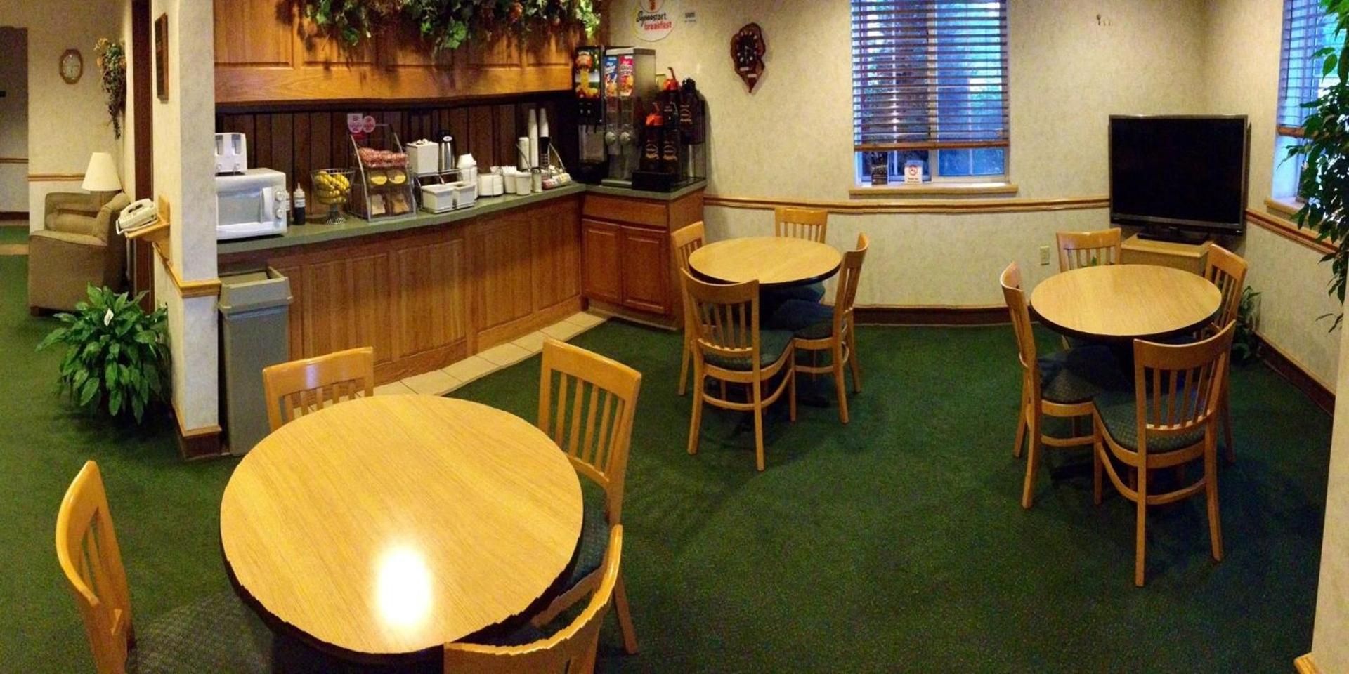 Super 8 by Wyndham Ava photo 17