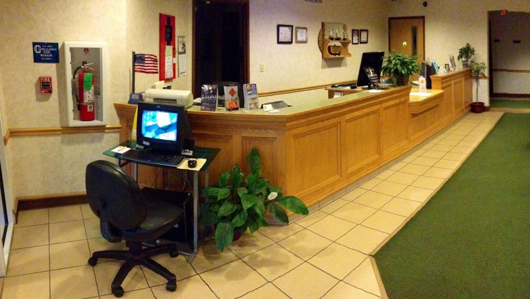Super 8 by Wyndham Ava photo 18