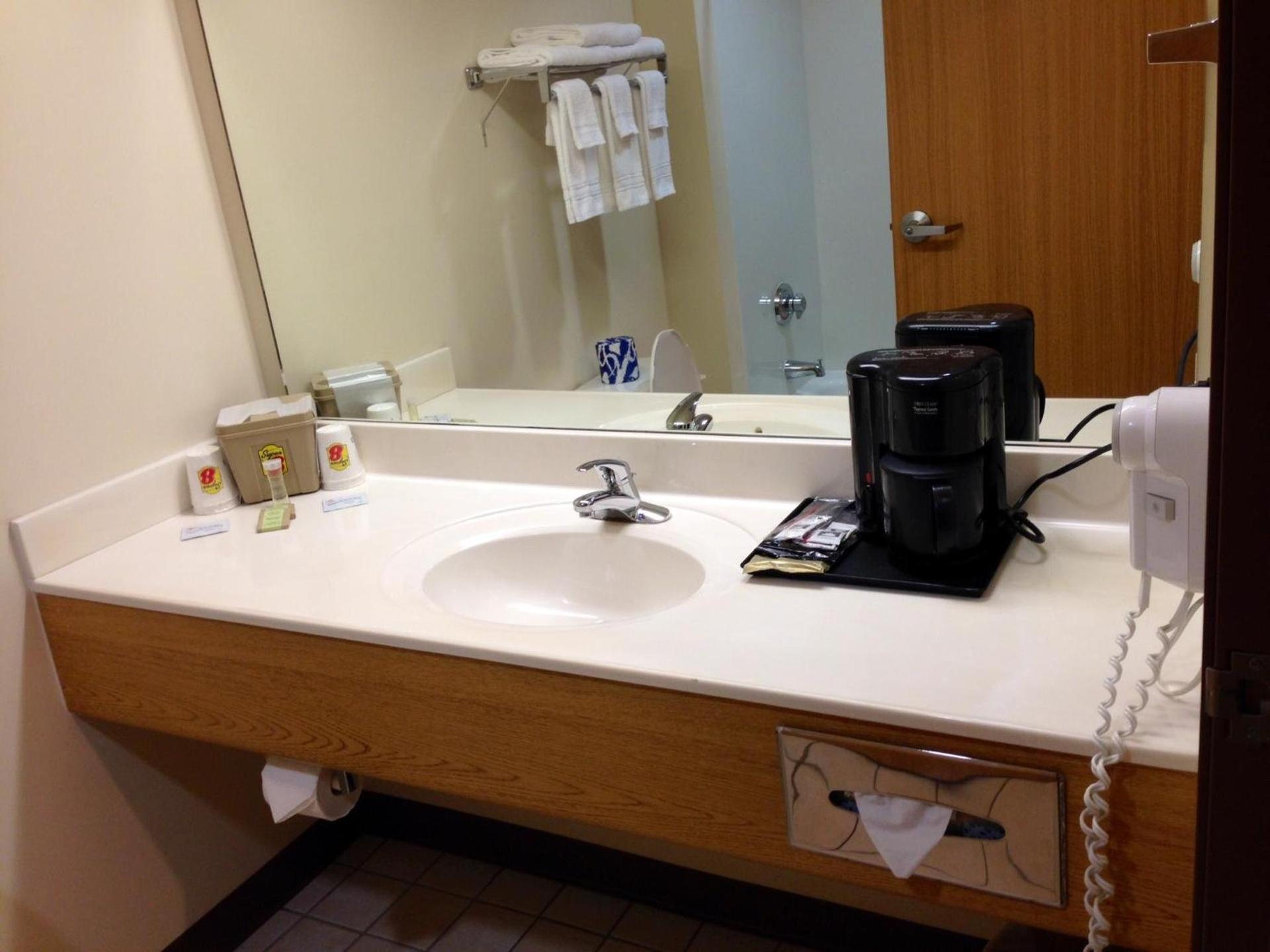 Super 8 by Wyndham Ava photo 11