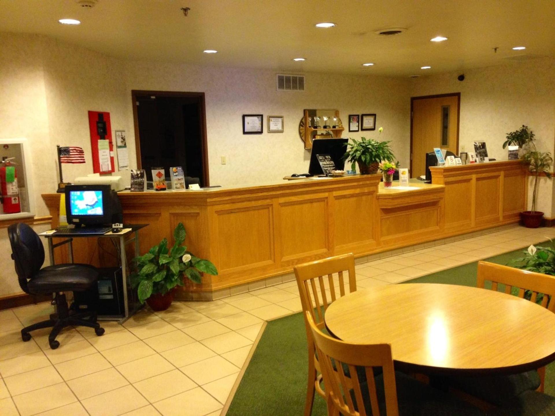 Super 8 by Wyndham Ava photo 15