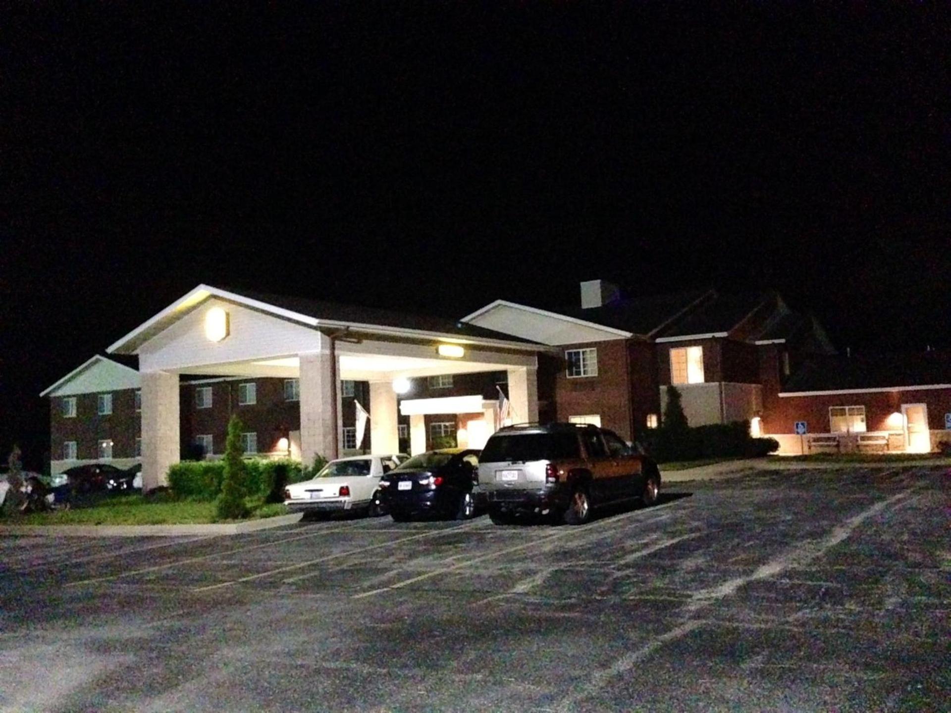 Super 8 by Wyndham Ava photo 19