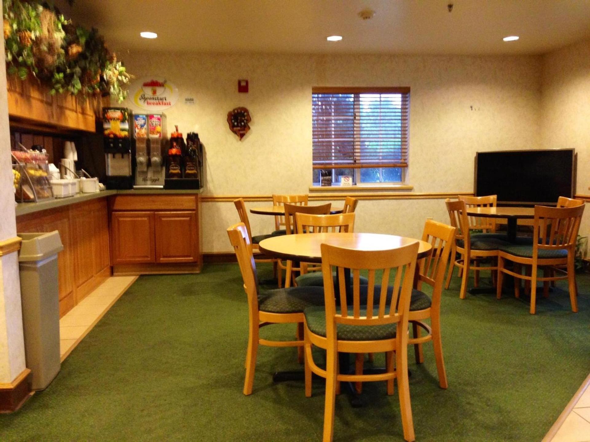Super 8 by Wyndham Ava photo 16