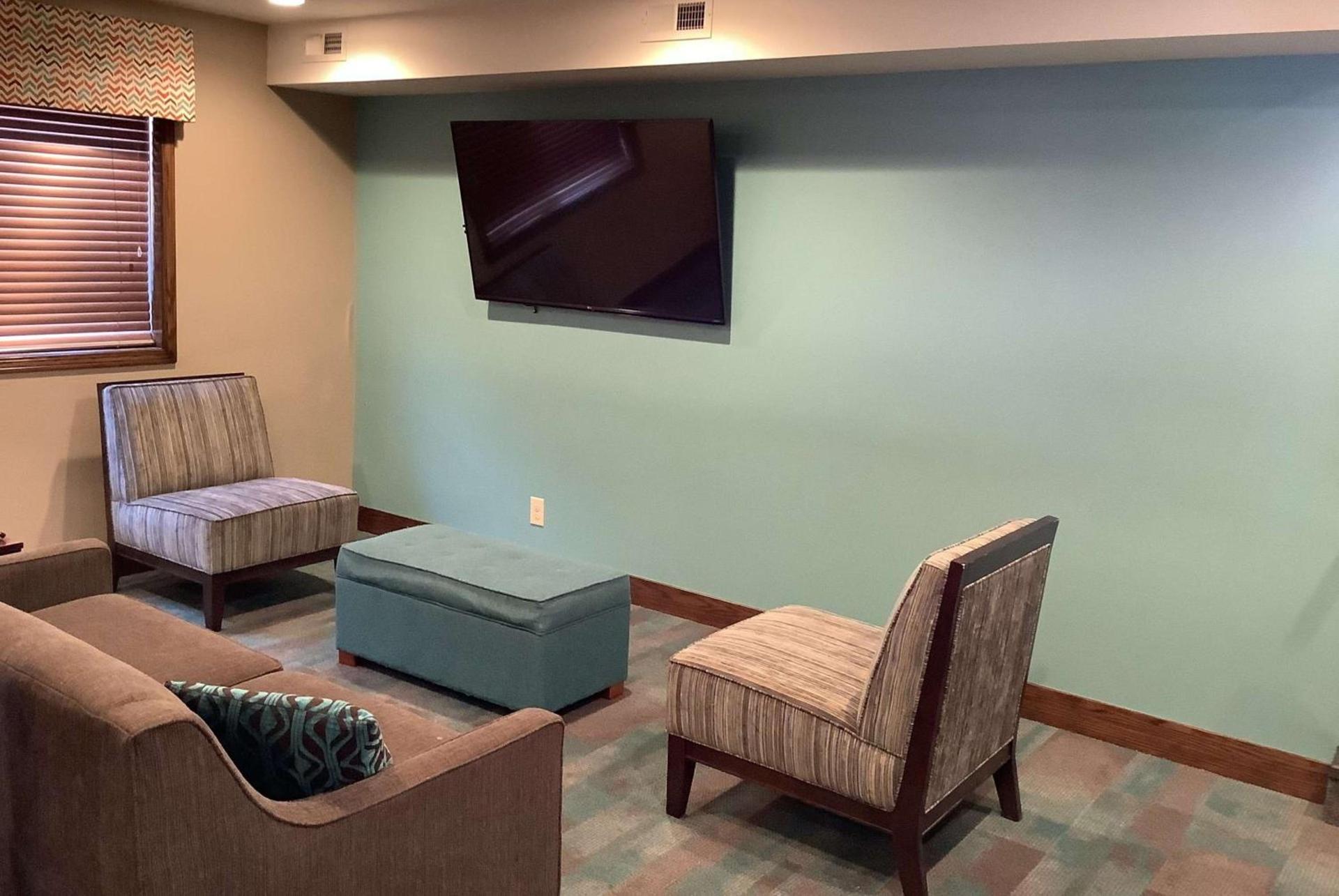 Super 8 by Wyndham Lincoln West photo 16