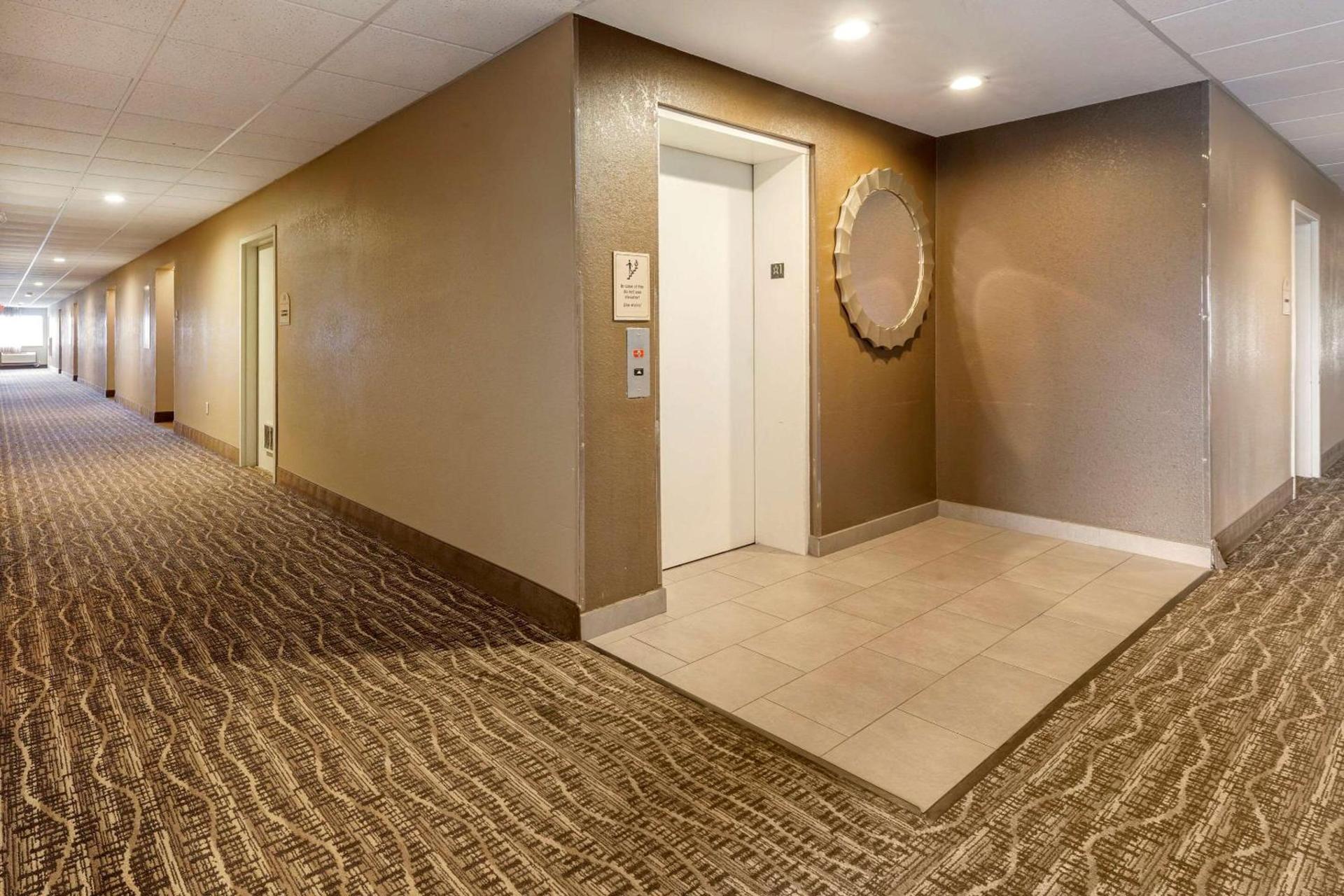 MainStay Suites Dubuque at Hwy 20 photo 4