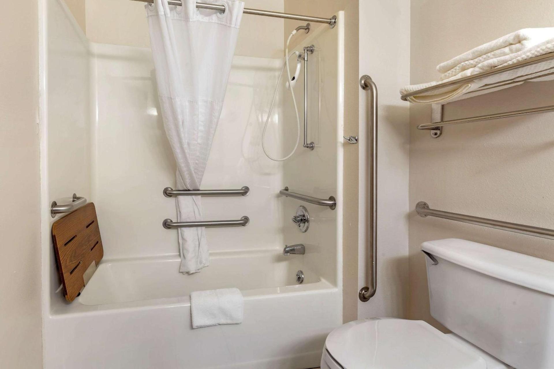 MainStay Suites Dubuque at Hwy 20 photo 6