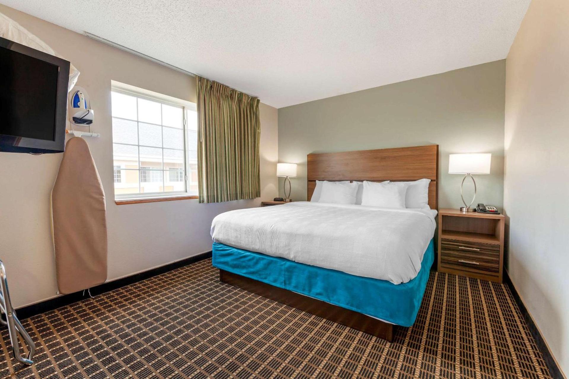 MainStay Suites Dubuque at Hwy 20 photo 7