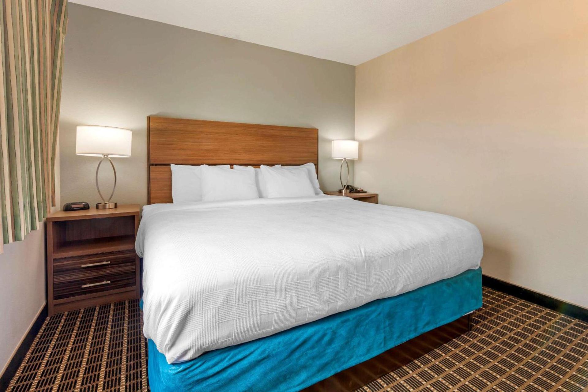MainStay Suites Dubuque at Hwy 20 photo 8