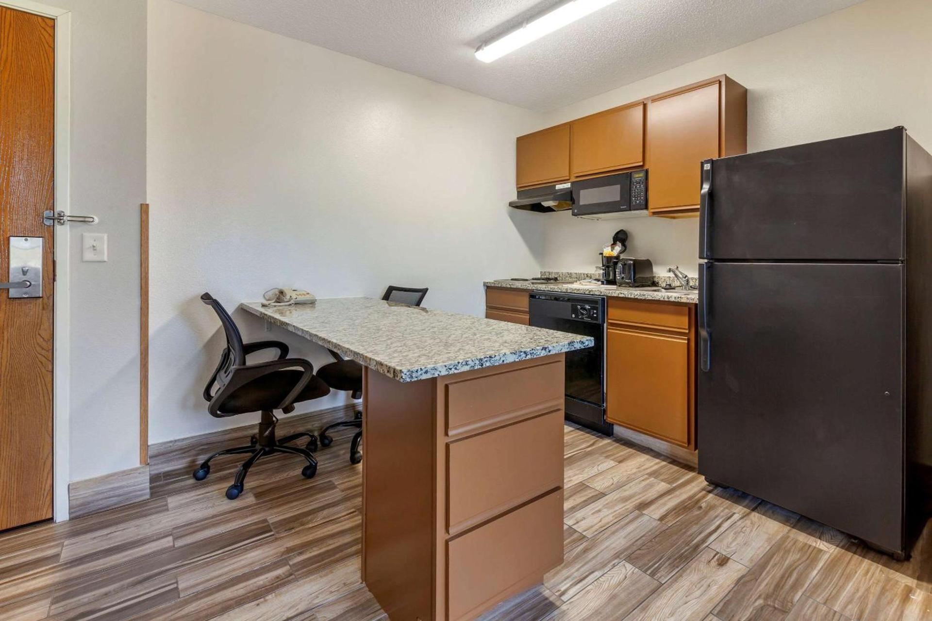 MainStay Suites Dubuque at Hwy 20 photo 11